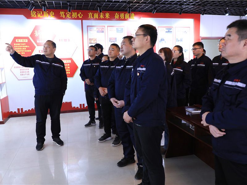 董事長(zhǎng)牛給員工上黨課